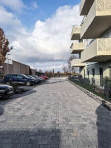 Einfahrt mit Stellplätzen