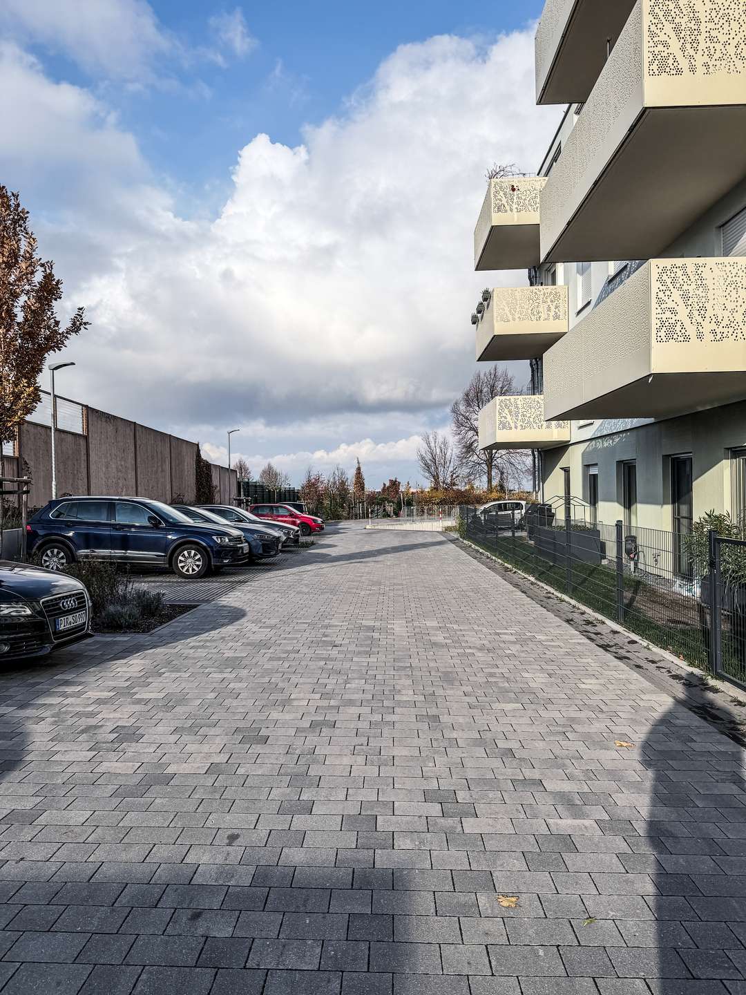 Einfahrt mit Stellplätzen