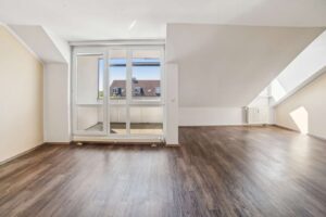 Wohnzimmer mit Balkon